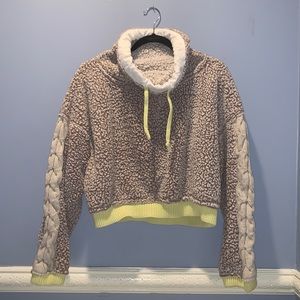 Free People sherpa top, size small! Fits from neck to hip line, so cute!!